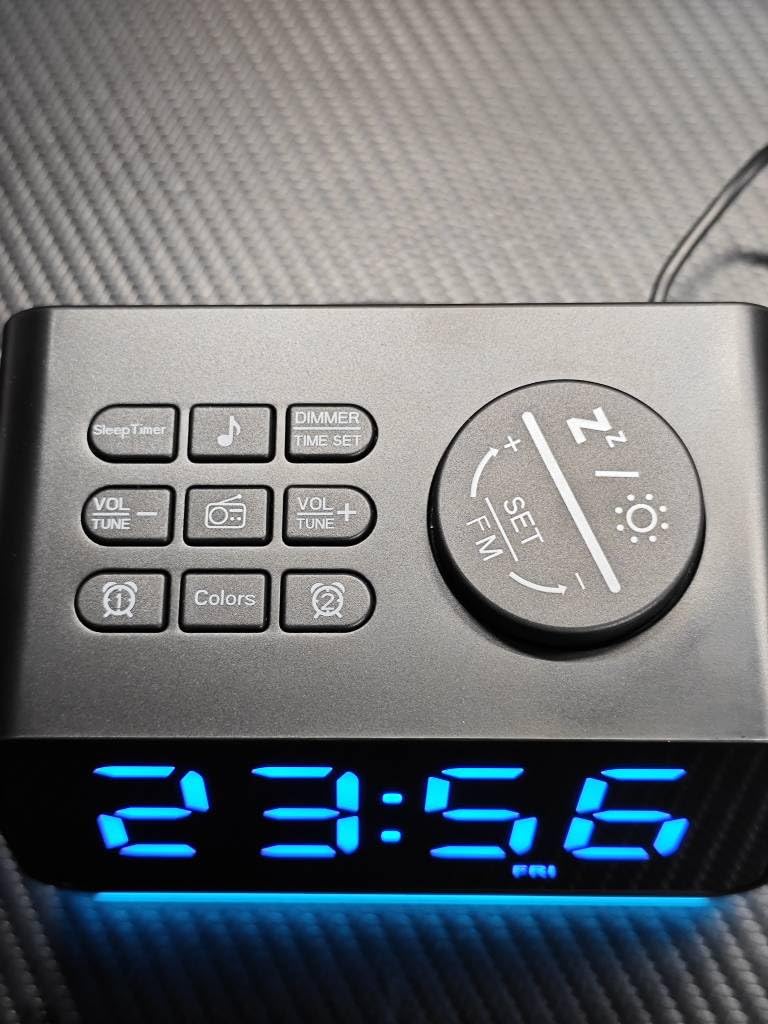 Gros plan sur les boutons de contrôle du radio-réveil.