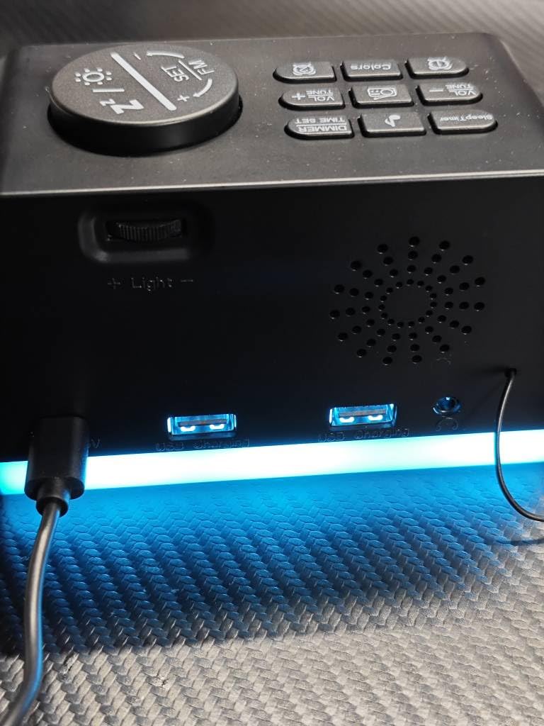 Vue arrière du radio-réveil avec les ports USB.