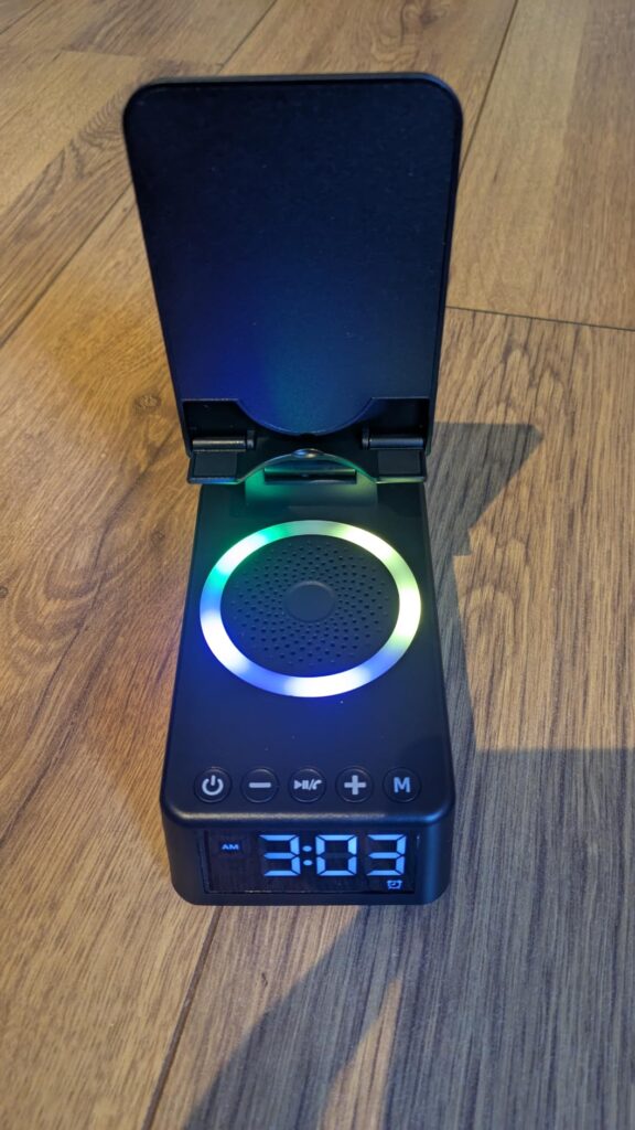 Le produit, vu de face, avec son support de téléphone déplié et l'éclairage RGB allumé.