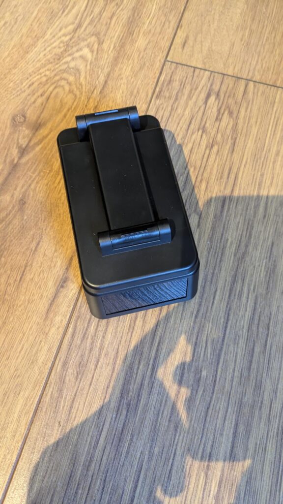 Le produit, vu de dessus, avec son support de téléphone replié. Le produit est fermé.