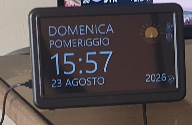 Le produit posé sur un meuble, affichant la date et l'heure en italien.