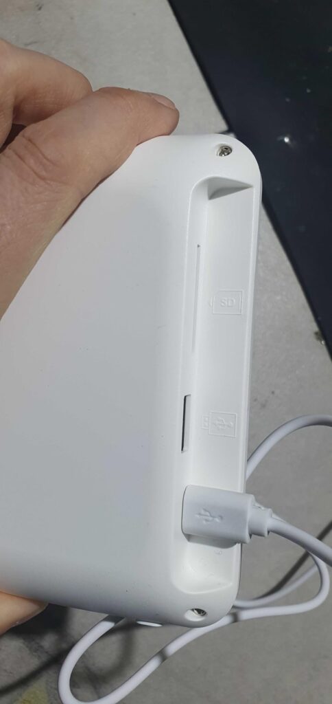 Vue détaillée du port de charge USB-C et du logement pour carte mémoire.