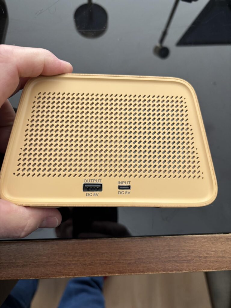 Le dessous du radio-réveil montre les ports de connexion.
