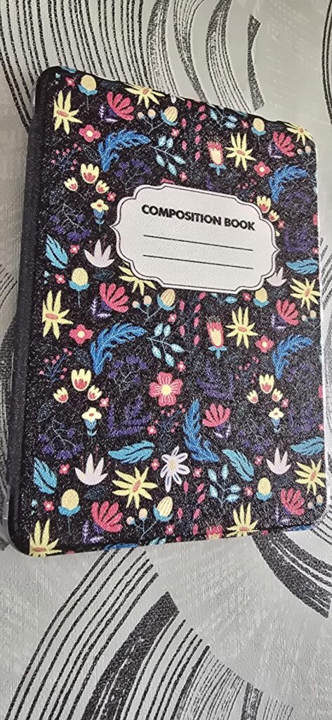 L'étui fermé avec un motif floral et une étiquette 'Composition Book'.
