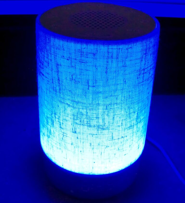 L'appareil allumé, émettant une lumière bleue vive.