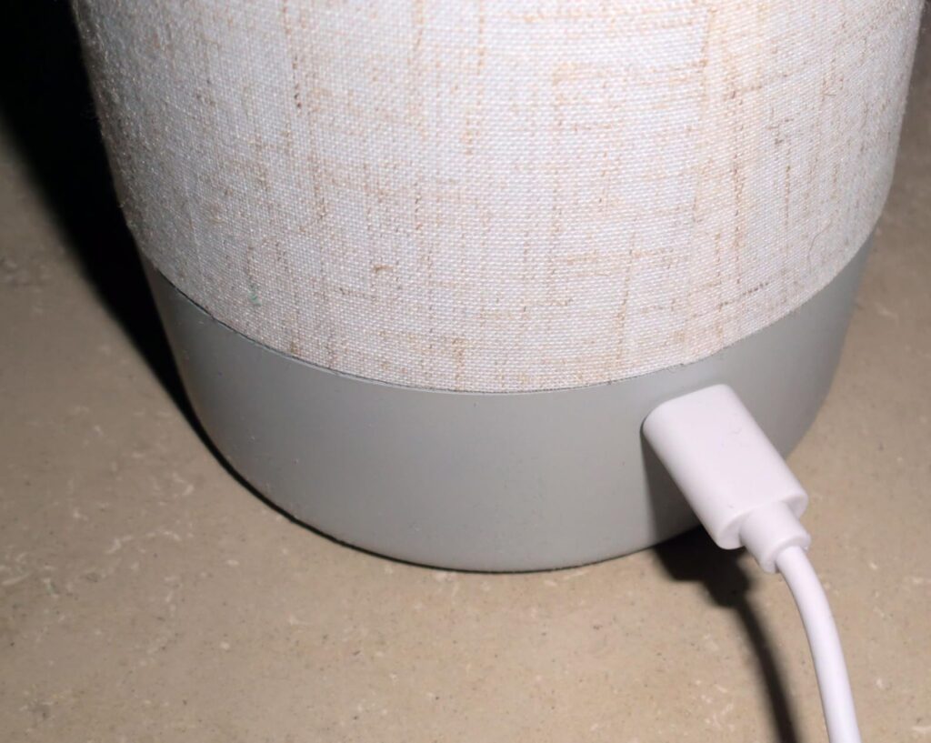 Gros plan sur la base de l'appareil avec le câble USB-C branché.