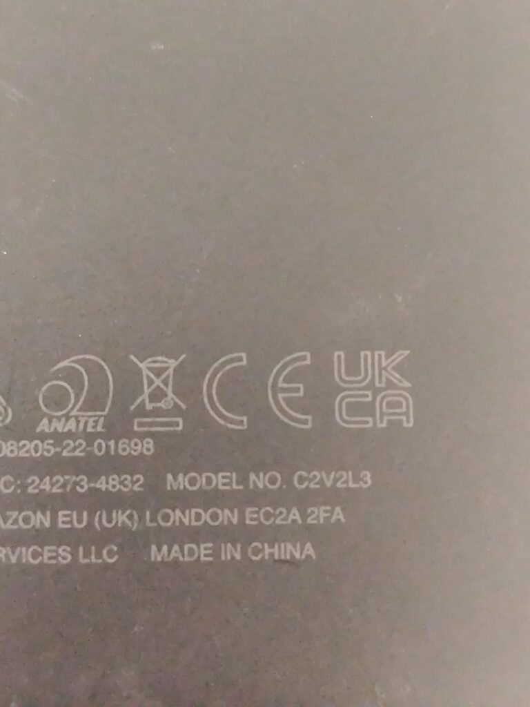 Détail des mentions légales et des certifications au dos de la liseuse.