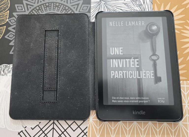 Liseuse ouverte sur une table, affichant un livre. Vue de dessus.