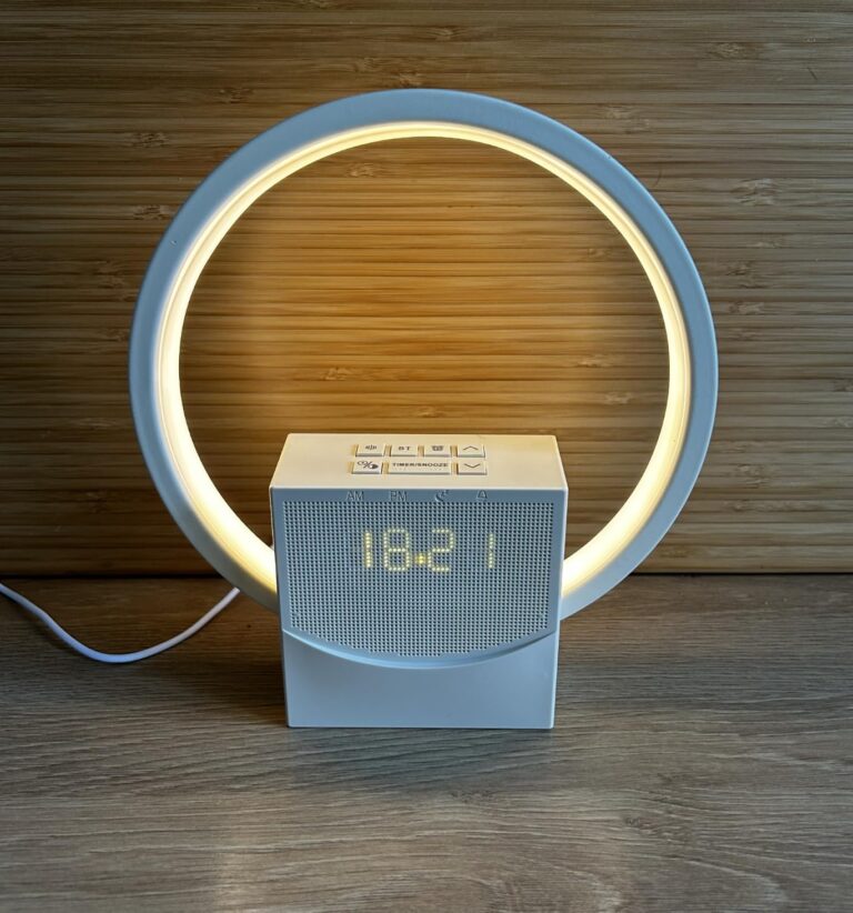 Lampe allume, avec l'heure affiche, lumire chaude