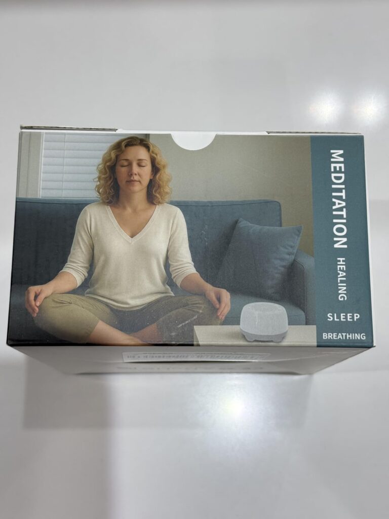Flanc de l'emballage en carton, avec une femme qui médite dans un salon. Le produit est sur la table basse.
