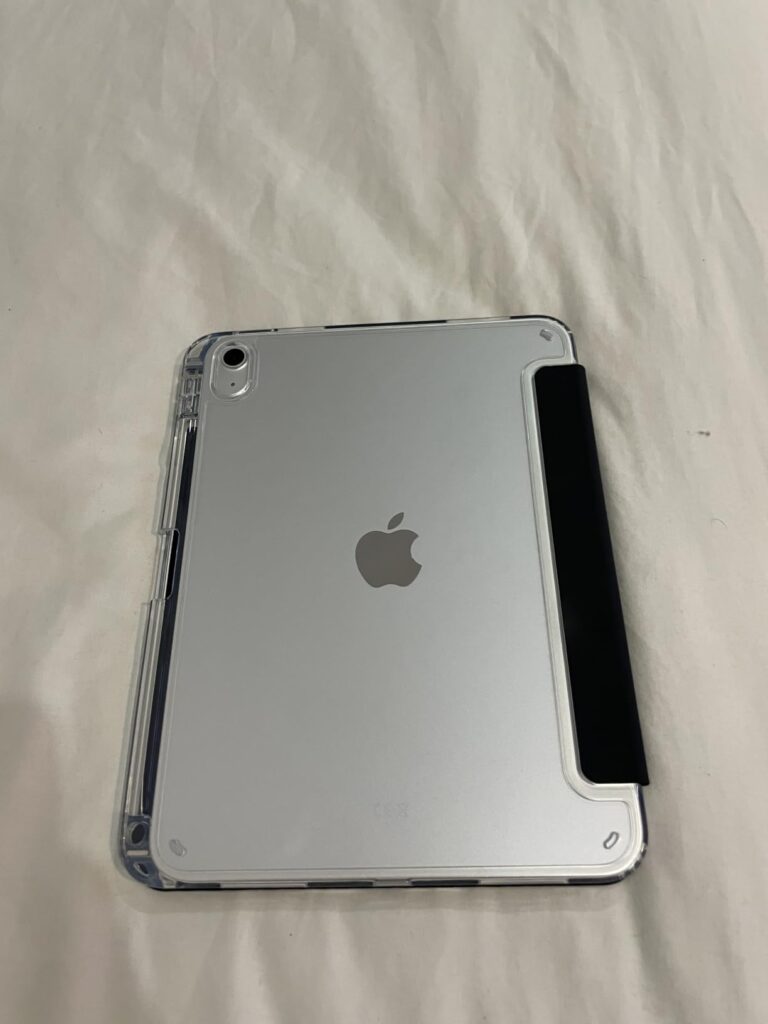 Vue arrière de la tablette dans sa coque transparente, avec un côté du rabat de protection visible.