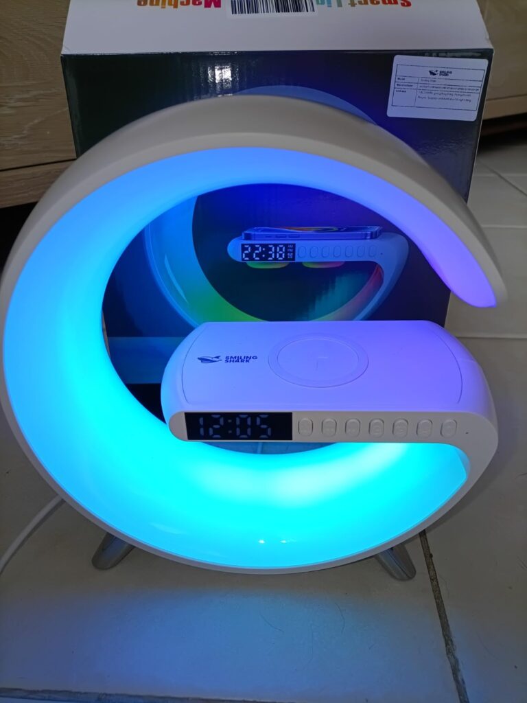 Vue de face du réveil avec la lumière allumée bleue, et l'heure 12:05 et la date 22:38 affichées.