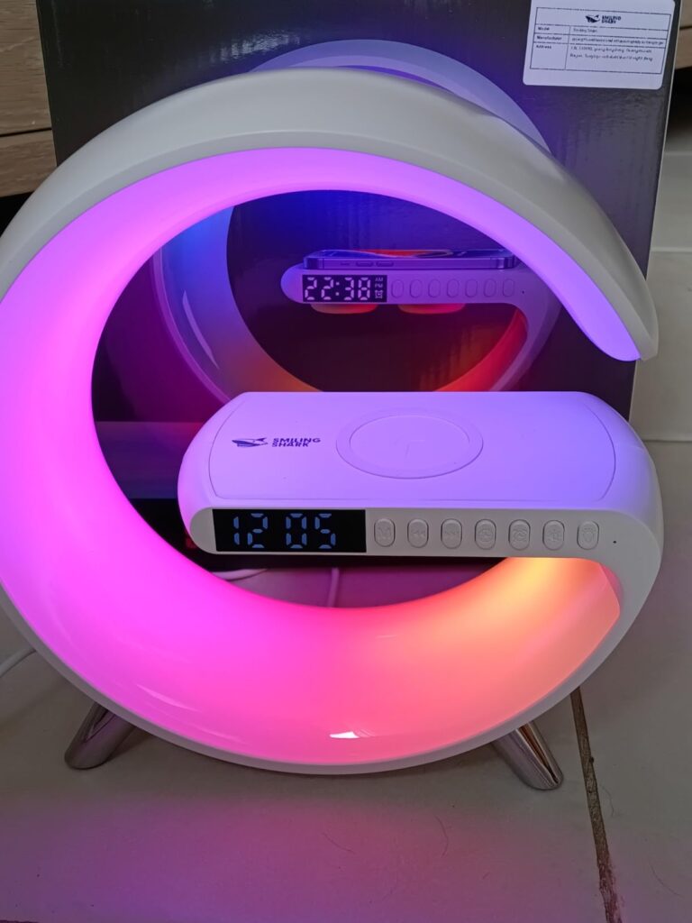 Vue de face du réveil avec la lumière allumée rose et bleue, et l'heure 12:05 et la date 22:38 affichées.