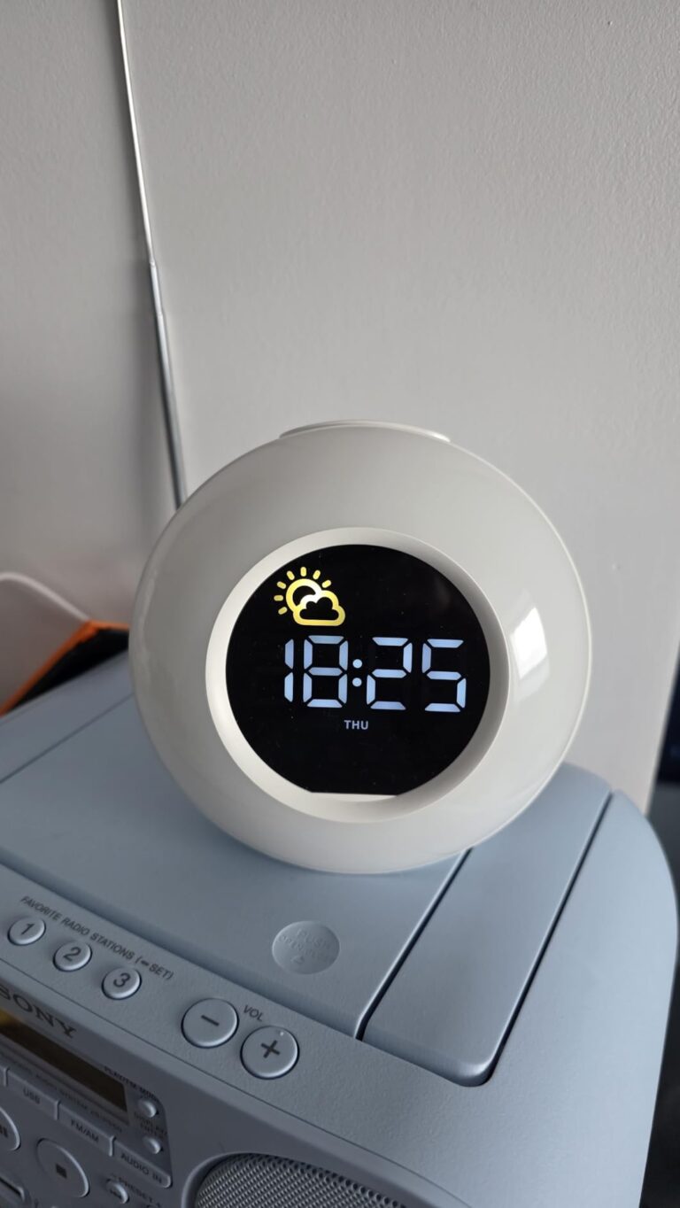 Le réveil sur un meuble, affichant l'heure et la météo.