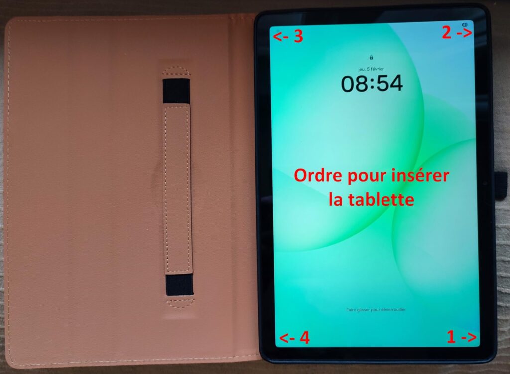 La tablette est posée dans sa coque ouverte, avec l'écran allumé, montrant l'ordre d'insertion. Elle est vue de dessus.