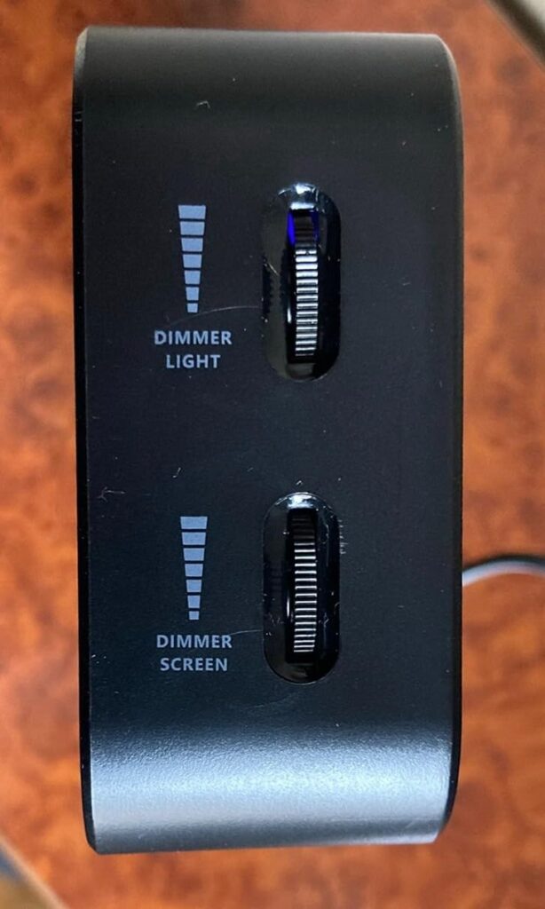 Le côté droit du réveil, montrant les deux molettes de réglage de la luminosité.