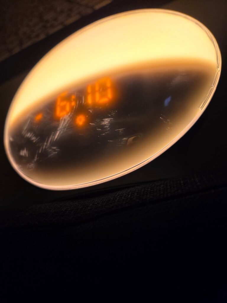 Réveil Lumineux Simulateur d'Aube photographié par Amber Moen, acheteur