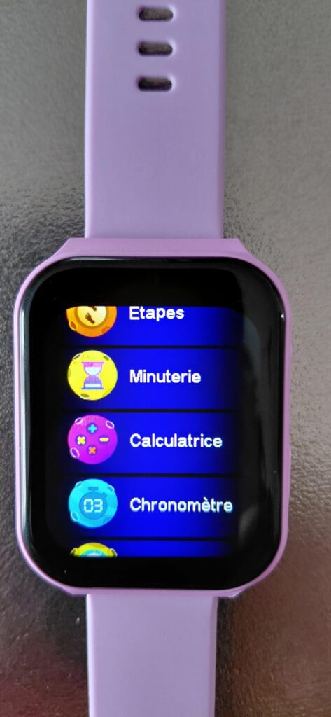 Gros plan sur l'écran de la montre affichant une liste d'applications utilitaires comme étapes, minuterie, calculatrice et ch...
