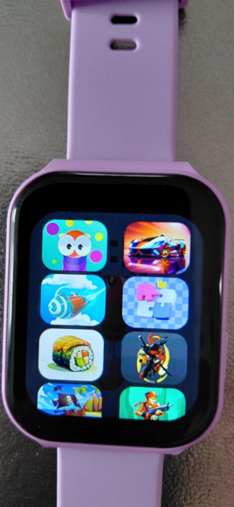 Gros plan sur l'écran de la montre affichant plusieurs icônes d'applications ou de jeux.